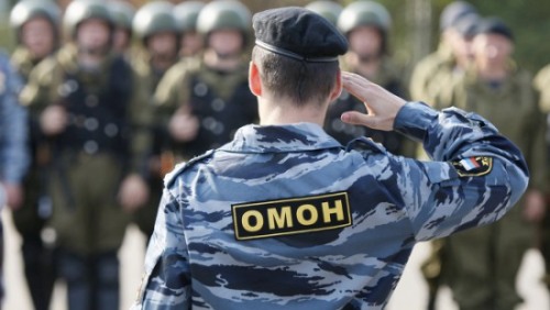 Сотрудникам ОМОНа приходится решать сложные боевые задачи в экстремальных условиях по обеспечению безопасности населения в чрезвычайно сложных ситуациях